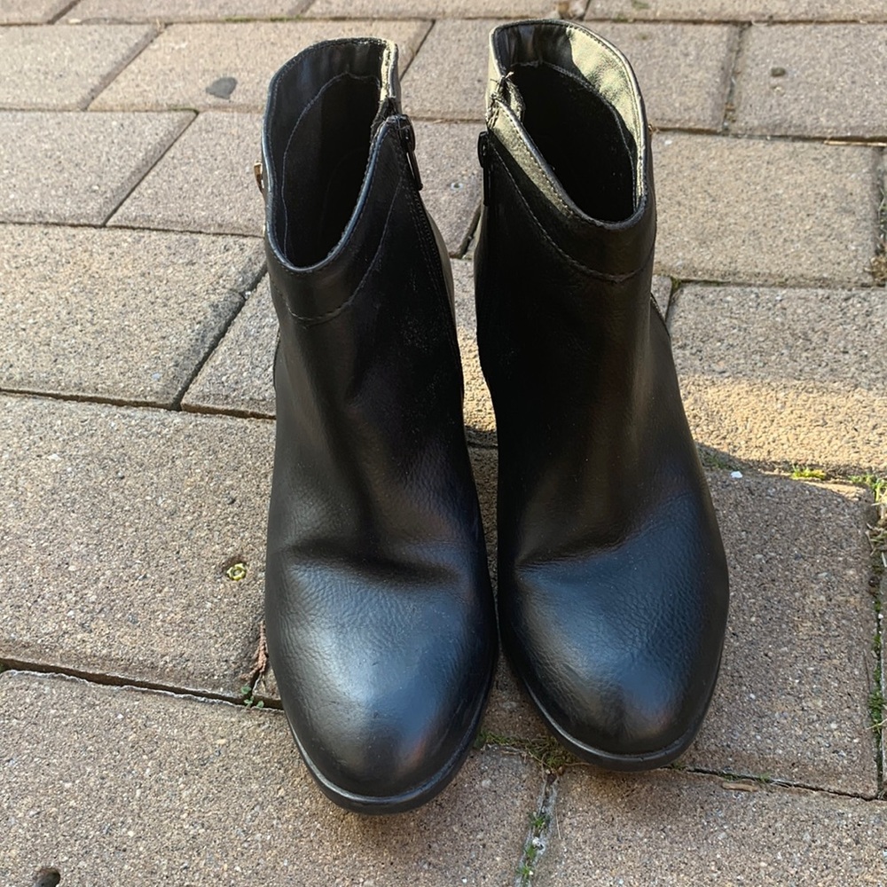 Black heels with zipper